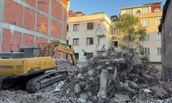 Küçükçekmece'de yıkımı yapılan binanın duvarı yan apartmanın üzerine devrildi