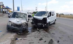 Malatya'da iki hafif ticari aracın çarpıştığı kazada 8 kişi yaralandı