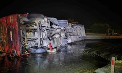Mardin'de bitkisel yağ yüklü kamyonet devrildi