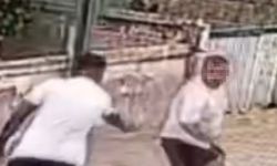 Önce yumrukladı, sonra bacaklarından vurdu: O anlar kamerada