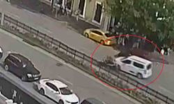 Önüne çıkan hafif ticari araçtan kaçarken refüjü aşıp karşı şeride savruldu