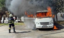 Park halindeki minibüs alev alev yandı