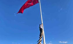 Şehit Öğretmen Neşe Alten'in adını bin 215 rakımlı tepede yaşattı: 16 metrelik Türk bayrağı dikti
