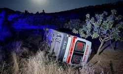 Siirt'te sağlıkçılar devrilen ambulansta kazayı yara atmadan atlattı