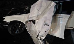 Sivas'ta traktöre çarpan Mercedes hurda yığınına döndü: 4 yaralı
