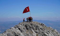 Spil'in zirvesindeki 15 Temmuz töreninde gaziler Türk bayrağını göndere çekti