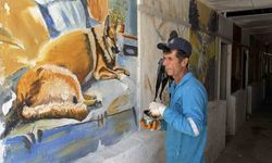 Süpürgesiyle temizlik, fırçasıyla sanat yapıyor