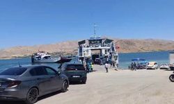 Yakıtı biten feribot çalışmalar sonucu iskeleye yanaştırıldı: Araçlar ve vatandaşlar tahliye edildi