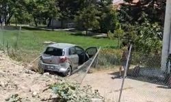 Zincirleme kazada otomobil enstitünün bahçesine düştü: 3 yaralı
