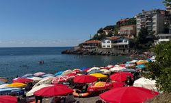 Zonguldak'ta sıcak hava bunalttı, vatandaşlar plaja akın etti