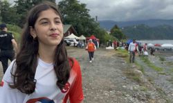 13 yaşındaki Asya yamaç paraşütü ile gökyüzünde ukulele çalıp şarkı söyledi