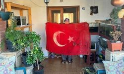 36 yıllık vefa: Gözü gibi koruduğu Türk bayrağını uzman ellere teslim etti