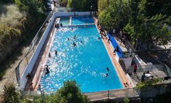 40 dereceyi aşan sıcakta vatandaşın serinleme adresi doğal suyuyla beslenen havuz oldu