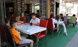 Adana'da anne ve çocuğu üzen lahmacuncuya nispet çocuklara ücretsiz lahmacun dağıttı