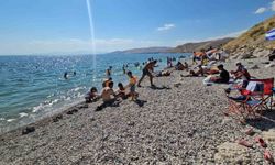 Adilcevaz plajları tıklım tıklım
