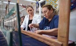 Aile yadigarlarıyla yola çıkan kilim ustası, dokumacılığı nesillere aktarıyor