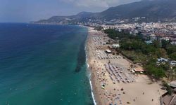 Alanya'da tatilciler deniz ve güneşin tadını çıkardı