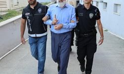 Alparslan Kuytul, kendinden habersiz hareket eden örgüt üyesinin sırtında sopa kırmış