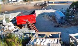 Antalya'da refüje çarpan otomobilin takla atma anı kamerada: 2 yaralı