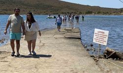 Ayvalık'ta binlerce turistin denize yürüyerek geçtiği boğazda can güvenliği yok