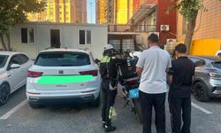 Başakşehir'de yolcu seyir halindeki otomobilden sarktı: Görüntüler sosyal medyada yakalattı