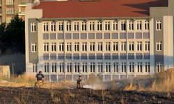 Beylikdüzü'nde otluk alanda korkutan yangın: Alevler sitelere kadar yaklaştı