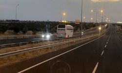 Birecik'te otoyolda tehlikeli anlar: Yolcu otobüsü ters yönde ilerledi