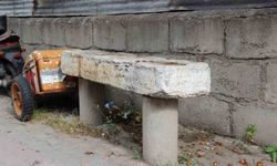 Cami bahçesinde yer olmayınca kaldırıma konuldu, kaldırımda ki musalla taşı dikkat çekiyor