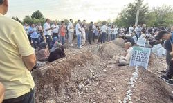Diyarbakır'daki feci kazada ölen 5 kardeş ve 2 yeğen yan yana defnedildi