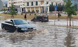 Erzurum'da 10 dakikalık yağış trafiği felç etti