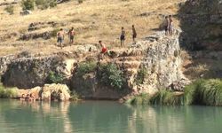 Gaziantep'te sıcaktan bunalan gençler Sıtma Pınar Çayı'na akın etti