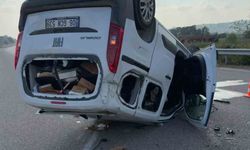 Hafif ticari ile otomobil çarpıştı, biri takla attı biri refüje çıktı: 2 yaralı