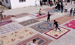 Halı sahaları olmayınca 20'den fazla halıyı yan yana serip kendi sahalarını yaptılar