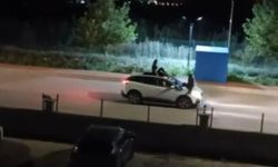 İki kadının seyir halindeki otomobilin üstünde tehlikeli yolculuğu kamerada