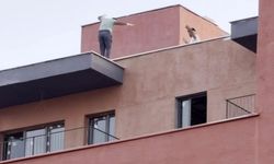 İş yerinde çalan oyun havasını duyan inşaat işçileri binanın tepesinde oynadılar