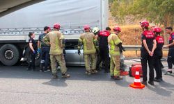 İzmir'de feci kaza: Tıra çarpan otomobilin sürücüsü hayatını kaybetti