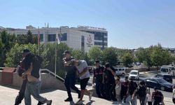 Kadın kıyafeti giydirerek şantaj yapan 6 zanlı tutuklandı