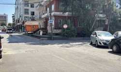 Kaldırıma çıkan otomobil yayalara çarptı: 2 yaralı