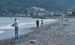Karadeniz'de balık bolluğu yaşanıyor: Oltasını kapan deniz kenarına koştu