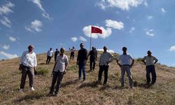 Kars'ta bayrak gururu: Türk bayrağı köyün zirvesinde dalgalanıyor