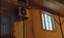 Kavga ederken elektrik tellerine düştü, kedinin imdadına mahalleli yetişti