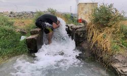 Kavurucu sıcakta elbisesini bile çıkarmadan buz gibi sondaj suyunda serinledi