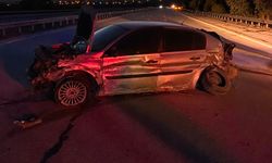 Kırklareli'de bariyerlere çarpan otomobil hurdaya döndü
