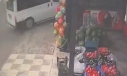 Kontrolden çıkan minibüs evin bahçesine düştü: O anlar kamerada