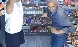 Markette kendini müziğin ritmine kaptıran müşteri ve esnaf kamerada