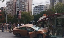 Otomobil tramvay durağına girdi, bekleyenler kıl payı kurtuldu