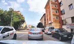 Otomobilden yola çöp atan sürücüyü araç içi kamerası yaktı