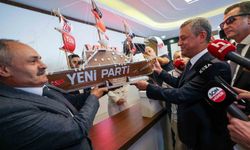 Özgür Özel, YENİ Parti Genel Merkezi'nde fidan dikti