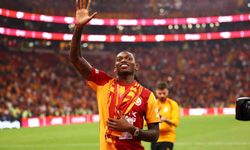 Rafael Leao, Galatasaray-Göztepe karşılaşmasının ardından sahaya inerek taraftarları selamladı