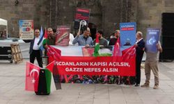 Sağlık çalışanları Gazze için yürüdü